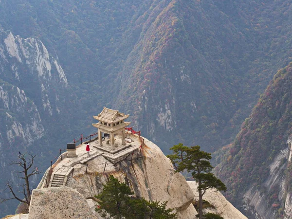 Huashan Dağı, Xian Şehri yakınlarında. Çin 'in en tehlikeli patikası ve taçlandırılmış insanları. Hua Dağı, 18 Ekim 2018 tarihinde Çin 'in Shaanxi ilinin Huayin şehrindeki Çin' in 5 büyük dağından biridir..