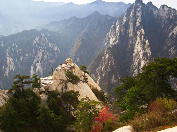 Huashan Dağı, Xian Şehri yakınlarında. Çin 'in en tehlikeli patikası ve taçlandırılmış insanları. Hua Dağı, 18 Ekim 2018 tarihinde Çin 'in Shaanxi ilinin Huayin şehrindeki Çin' in 5 büyük dağından biridir..