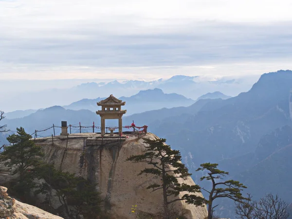 西安市の近くの華山 中国で最も危険な歩道と冠者 華山は2018年10月18日 中国陝西省華山市にある五大山の一つです — ストック写真