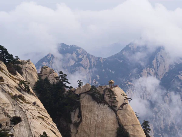 西安市の近くの華山 中国で最も危険な歩道と冠者 華山は2018年10月18日 中国陝西省華山市にある五大山の一つです — ストック写真