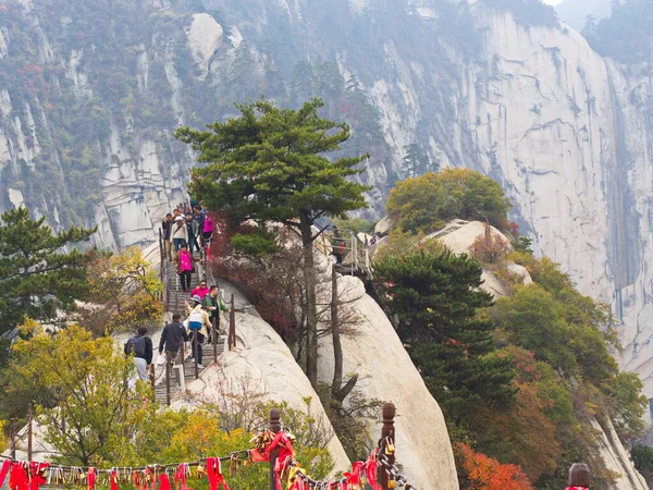 Huashan Dağı, Xian Şehri yakınlarında. Çin 'in en tehlikeli patikası ve taçlandırılmış insanları. Hua Dağı, 18 Ekim 2018 tarihinde Çin 'in Shaanxi ilinin Huayin şehrindeki Çin' in 5 büyük dağından biridir..