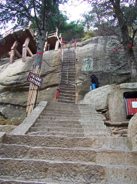Huashan Dağı, Xian Şehri yakınlarında. Çin 'in en tehlikeli patikası ve taçlandırılmış insanları. Hua Dağı, 18 Ekim 2018 tarihinde Çin 'in Shaanxi ilinin Huayin şehrindeki Çin' in 5 büyük dağından biridir..