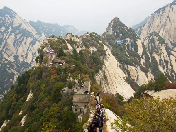 西安市の近くの華山 中国で最も危険な歩道と冠者 華山は2018年10月18日 中国陝西省華山市にある五大山の一つです — ストック写真