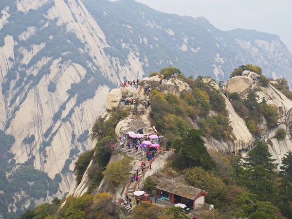 西安市の近くの華山 中国で最も危険な歩道と冠者 華山は2018年10月18日 中国陝西省華山市にある五大山の一つです — ストック写真