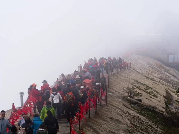 Huashan Dağı, Xian Şehri yakınlarında. Çin 'in en tehlikeli patikası ve taçlandırılmış insanları. Hua Dağı, 18 Ekim 2018 tarihinde Çin 'in Shaanxi ilinin Huayin şehrindeki Çin' in 5 büyük dağından biridir..