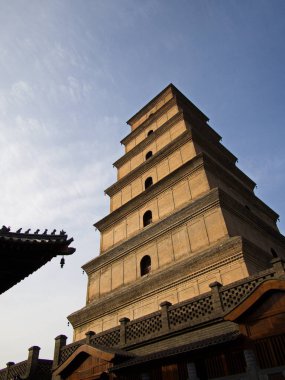 Dev Vahşi Kaz Pagoda ya da Büyük Vahşi Kaz Pagoda Budist pagoda 'dır. MS 652 yılında Tang Hanedanı döneminde inşa edilmiş ve beş katlı bir bina. Xian City, Shaanxi Eyaleti, Çin. 22 Ekim 2018.