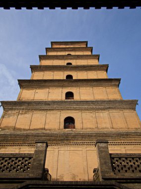 Dev Vahşi Kaz Pagoda ya da Büyük Vahşi Kaz Pagoda Budist pagoda 'dır. MS 652 yılında Tang Hanedanı döneminde inşa edilmiş ve beş katlı bir bina. Xian City, Shaanxi Eyaleti, Çin. 22 Ekim 2018.