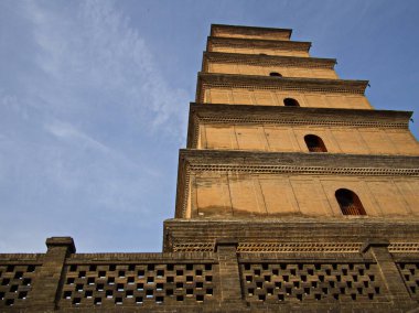Dev Vahşi Kaz Pagoda ya da Büyük Vahşi Kaz Pagoda Budist pagoda 'dır. MS 652 yılında Tang Hanedanı döneminde inşa edilmiş ve beş katlı bir bina. Xian City, Shaanxi Eyaleti, Çin. 22 Ekim 2018.