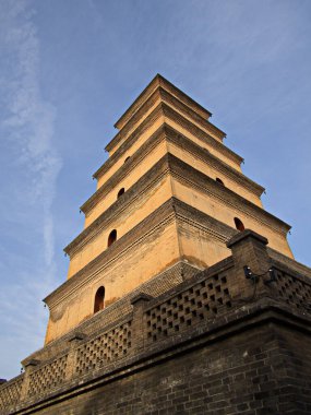 Dev Vahşi Kaz Pagoda ya da Büyük Vahşi Kaz Pagoda Budist pagoda 'dır. MS 652 yılında Tang Hanedanı döneminde inşa edilmiş ve beş katlı bir bina. Xian City, Shaanxi Eyaleti, Çin. 22 Ekim 2018.