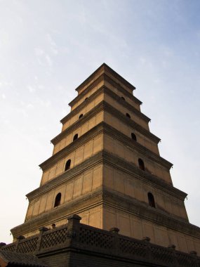 Dev Vahşi Kaz Pagoda ya da Büyük Vahşi Kaz Pagoda Budist pagoda 'dır. MS 652 yılında Tang Hanedanı döneminde inşa edilmiş ve beş katlı bir bina. Xian City, Shaanxi Eyaleti, Çin. 22 Ekim 2018.