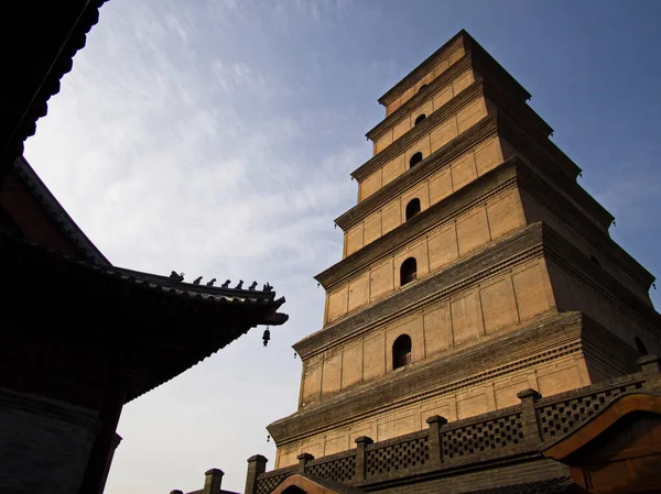 Dev Vahşi Kaz Pagoda ya da Büyük Vahşi Kaz Pagoda Budist pagoda 'dır. MS 652 yılında Tang Hanedanı döneminde inşa edilmiş ve beş katlı bir bina. Xian City, Shaanxi Eyaleti, Çin. 22 Ekim 2018.