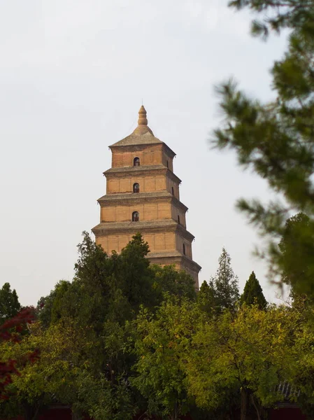 大雁塔や大雁塔仏教の塔です 唐の時代に西暦652年に建てられ 当初は5階建てであった 中国陝西省西安市 2018年10月22日 — ストック写真