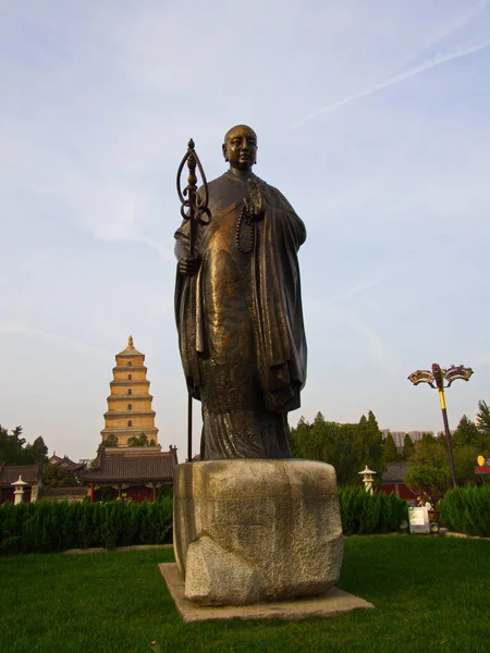 Estátua Monge Xuanzang Frente Grande Pagode Ganso Selvagem Foi Construído — Fotografia de Stock