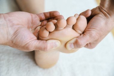 Masaj ayak ve bacak. Erkek eller kadın ayak masaj.