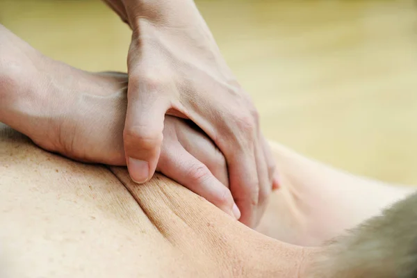 Massagem Terapêutica Mãos Femininas Estão Massageando Ombro Homem — Fotografia de Stock