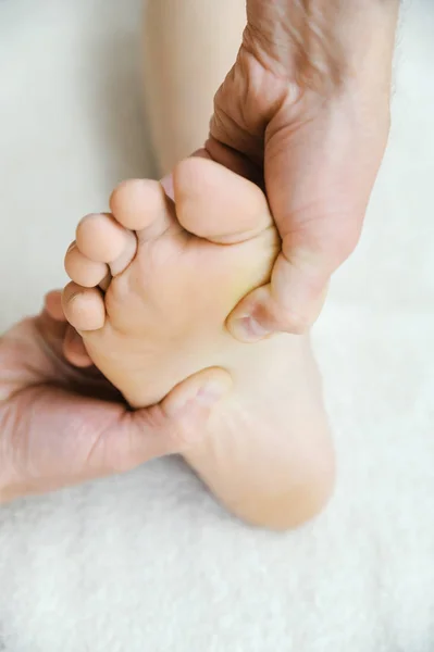 Massage Fötter Och Ben Manliga Händer Massera Kvinnliga Fötter — Stockfoto