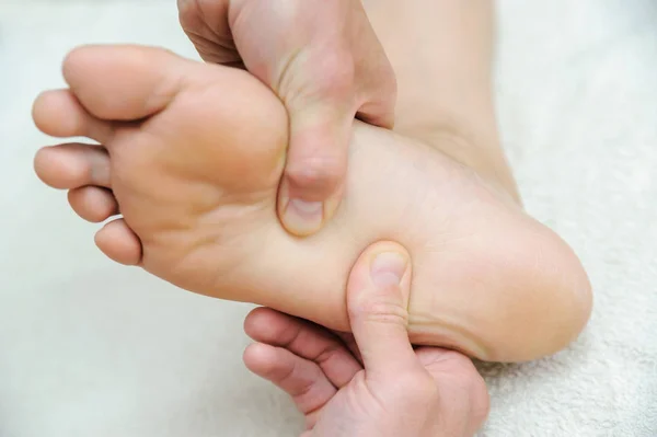 Massage Fötter Och Ben Manliga Händer Massera Kvinnliga Fötter — Stockfoto