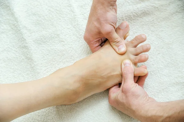 Massagem Pés Pernas Mãos Masculinas Estão Massageando Pés Femininos — Fotografia de Stock