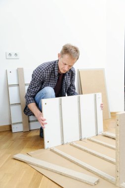 Adam sunta panolardan mobilya montaj.