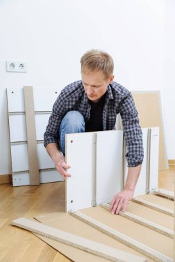 Adam sunta panolardan mobilya montaj.