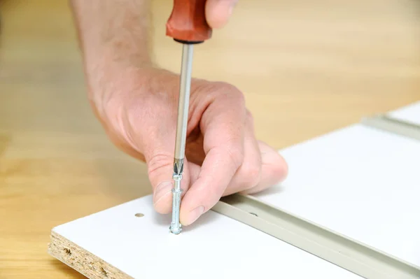 Hombre Está Instalando Tornillos Conectores Articulados Tablero Muebles —  Fotos de Stock