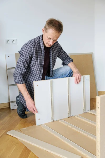 Homem Está Montando Móveis Placas Aglomerado — Fotografia de Stock