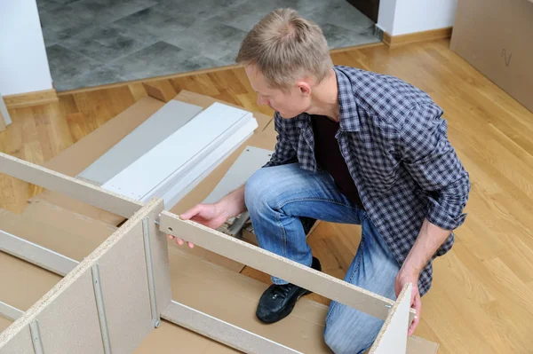 Homem Está Montando Móveis Placas Aglomerado — Fotografia de Stock