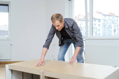 Adam Mdf panel Şifonyerin arkasına doğru ayarlama.