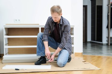 Adam bağlayıcı ortak cıvata mobilya Yönetim Kurulu yüklüyor.