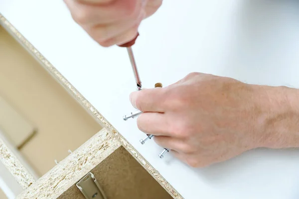 Hombre Está Instalando Tornillos Conectores Articulados Tablero Muebles — Foto de Stock