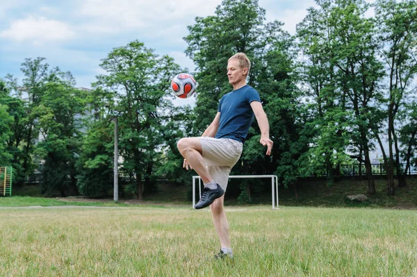 Voetbalwedstrijd Man Schopt Een Voetbal Met Een Knie — Stockfoto