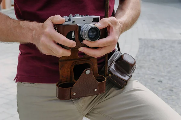 Homem Está Segurando Uma Câmera Vintage Uma Das Mãos Dele — Fotografia de Stock