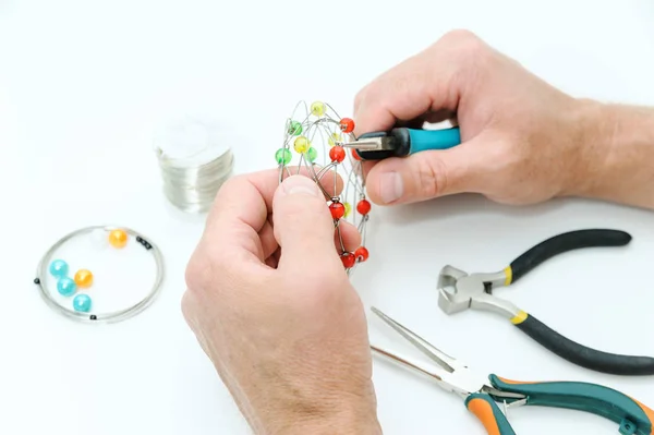 Hombre Está Usando Alicates Para Crear Ornamento Alambre Plata Joyería —  Fotos de Stock