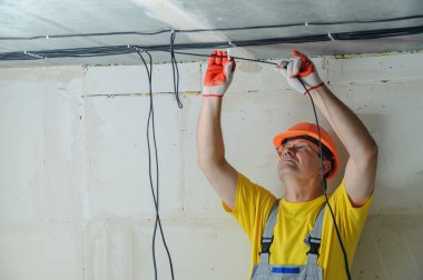 Elektrikçi elektrik kablo tavana sabitleme.