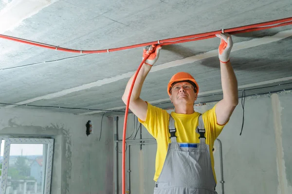 Elettricista Sta Fissando Tubo Ondulato Elettrico Soffitto — Foto Stock