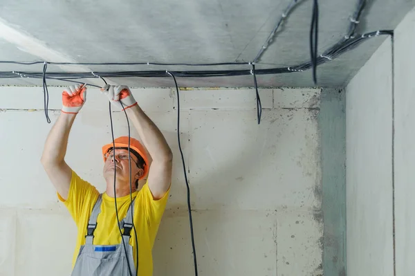 Électricien Fixe Câble Électrique Plafond — Photo