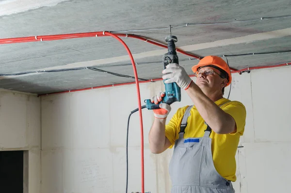 Elettricista Sta Perforando Soffitto Con Perforatore Fissare Tubo Ondulato — Foto Stock