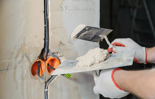 Een Werknemer Het Bezit Van Trowels Met Een Gips Het — Stockfoto