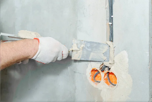 Pracownik Trzyma Kielnie Gipsowe Jest Pokrycie Elektryczne Rury Faliste Ścianie — Zdjęcie stockowe