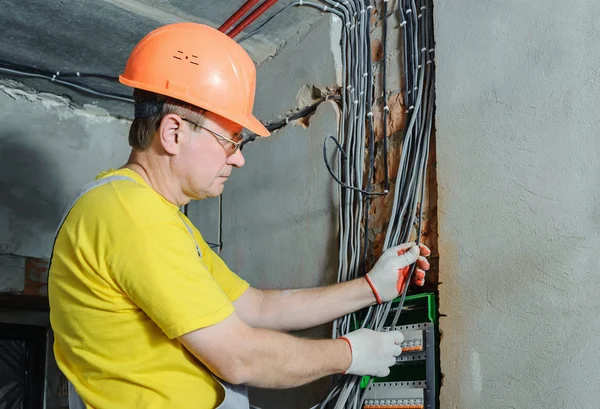 Der Elektriker Verlegt Elektrische Leitungen Einen Sicherungskasten — Stockfoto