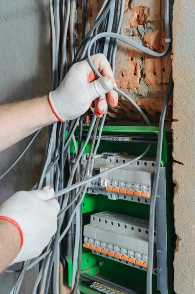 Eletricista Está Instalando Fios Elétricos Uma Caixa Fusíveis Comutação — Fotografia de Stock
