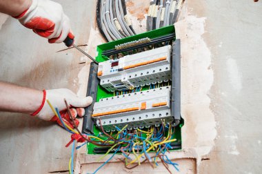 Sigortalar anahtarı kutusunda yükleme bir elektrikçi.