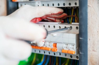 Bir elektrikçi IIS nstalling anahtarı kutusunda sigortalar.