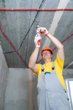 Elektrikçi ampul geçici aydınlatma için ayarlama.