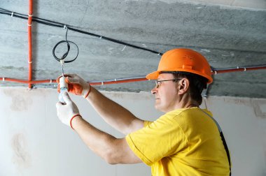 Elektrikçi ampul geçici aydınlatma için ayarlama.
