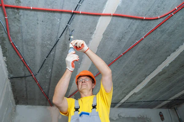 Elektricien Het Opzetten Van Een Gloeilamp Voor Tijdelijke Verlichting — Stockfoto