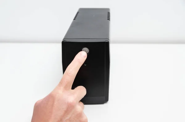 Dedo Indicador Está Pressionando Botão Partida Fonte Alimentação Ininterrupta — Fotografia de Stock