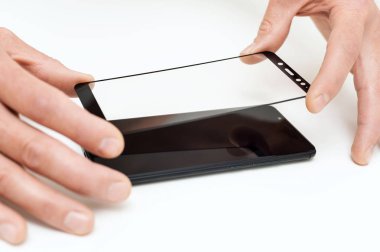 Yapıştırma bir smartphone ekran koruyucu bir cam bir adamdır.