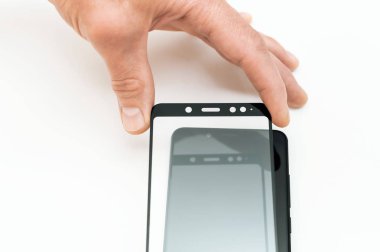 Yapıştırma bir smartphone ekran koruyucu bir cam bir adamdır.