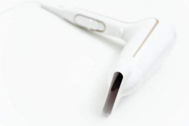 Beyaz arka plan üzerinde beyaz saç kurutma makinesi. Perspektif içinde görüntülemek.